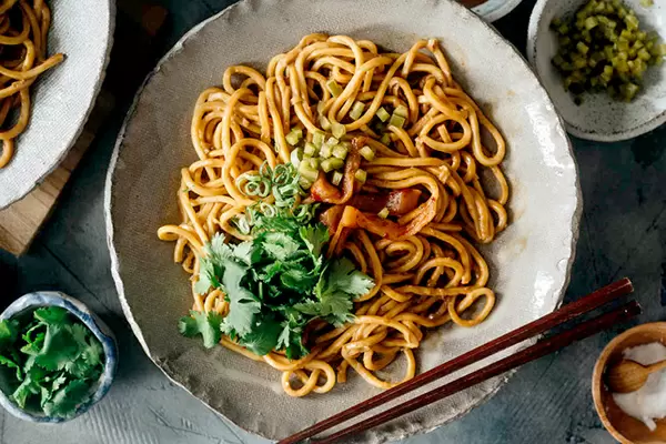 Откройте для себя уличный шедевр: горячая лапша по-уханьски