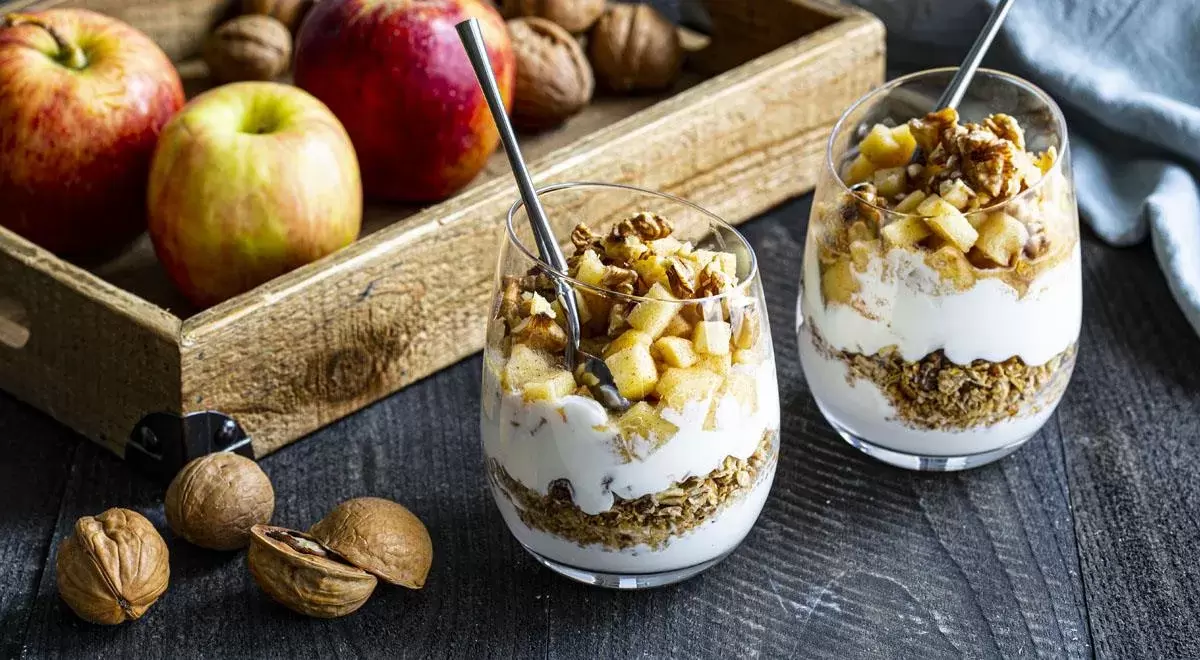 Яблочное парфе: легкий десерт с кремом и карамелизированными яблоками