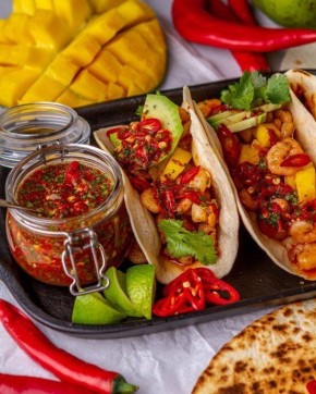 Тако с креветками, авокадо и манго