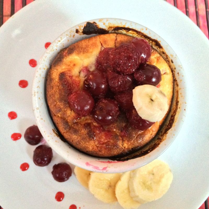 Вкусное наслаждение: легкая творожная запеканка с вишней