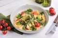 Фетучини с белым соусом и песто из кешью