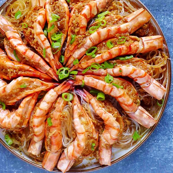 Изысканные креветки на пару с фунчозой: легко и быстро