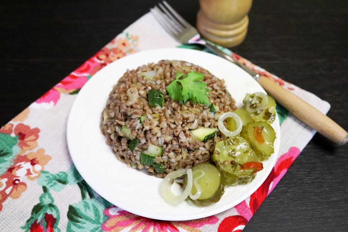 Сытное наслаждение: гречка с мясом и кабачками — идеальный ужин!