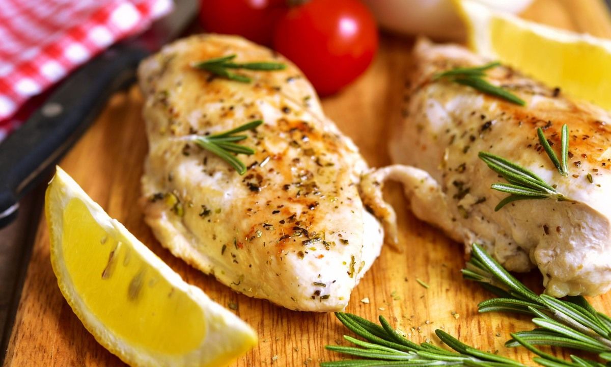 Сочные куриные отбивные с чесночно-лимонным соусом: быстрый и вкусный ужин за полчаса
