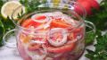 Простая, но эффектная закуска из помидоров, лука и базилика