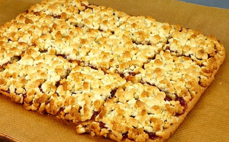 Вкус детства: как приготовить тертый пирог с любимой начинкой